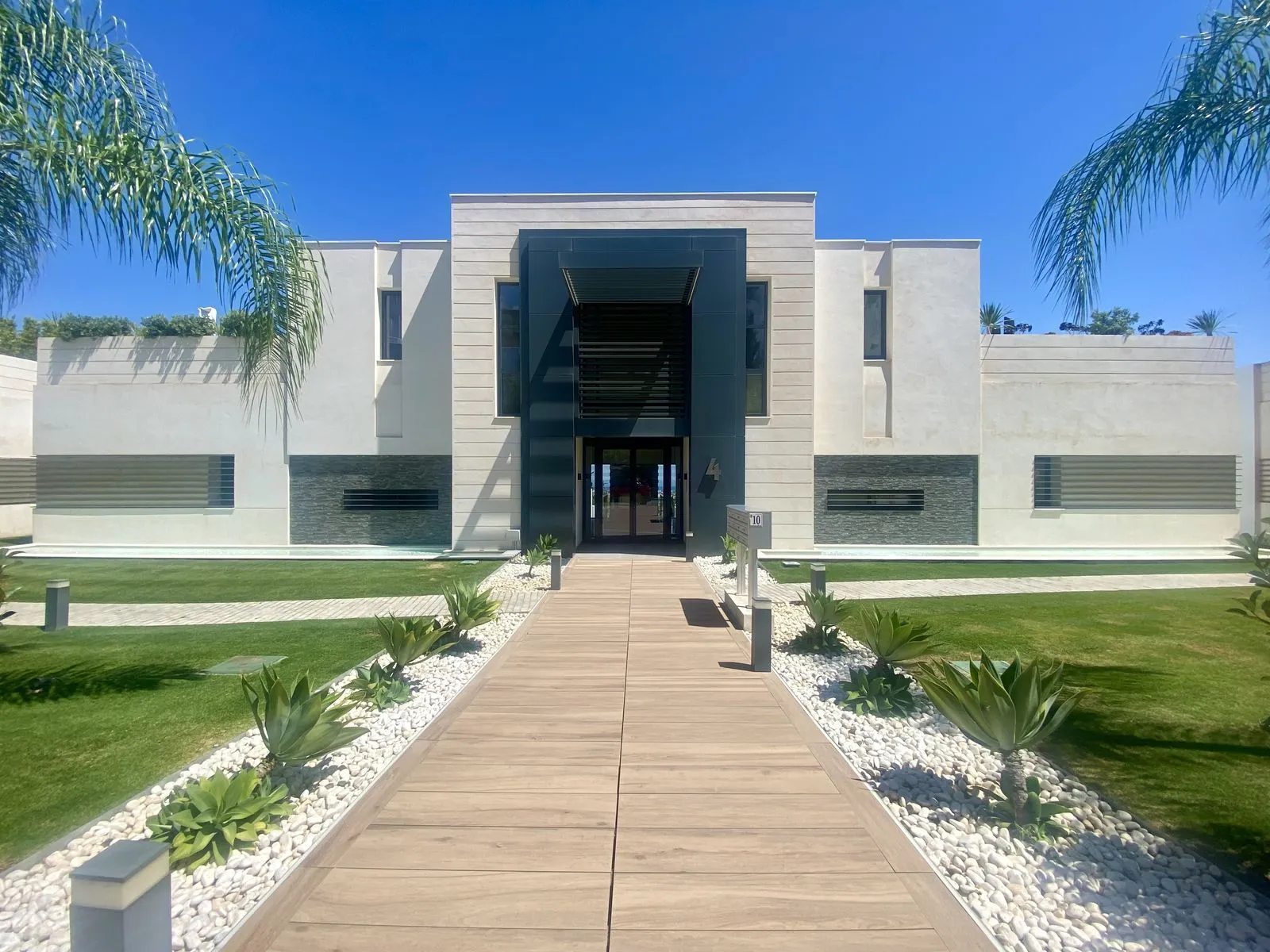 Middle Floor Apartment – La Quinta